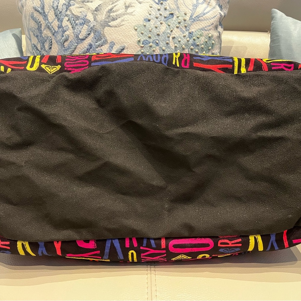 Brand New!!  Roxy Logo Duffel Bag - Picture 9 of 9